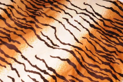 Kurzfellimitat mit Muster Tiger